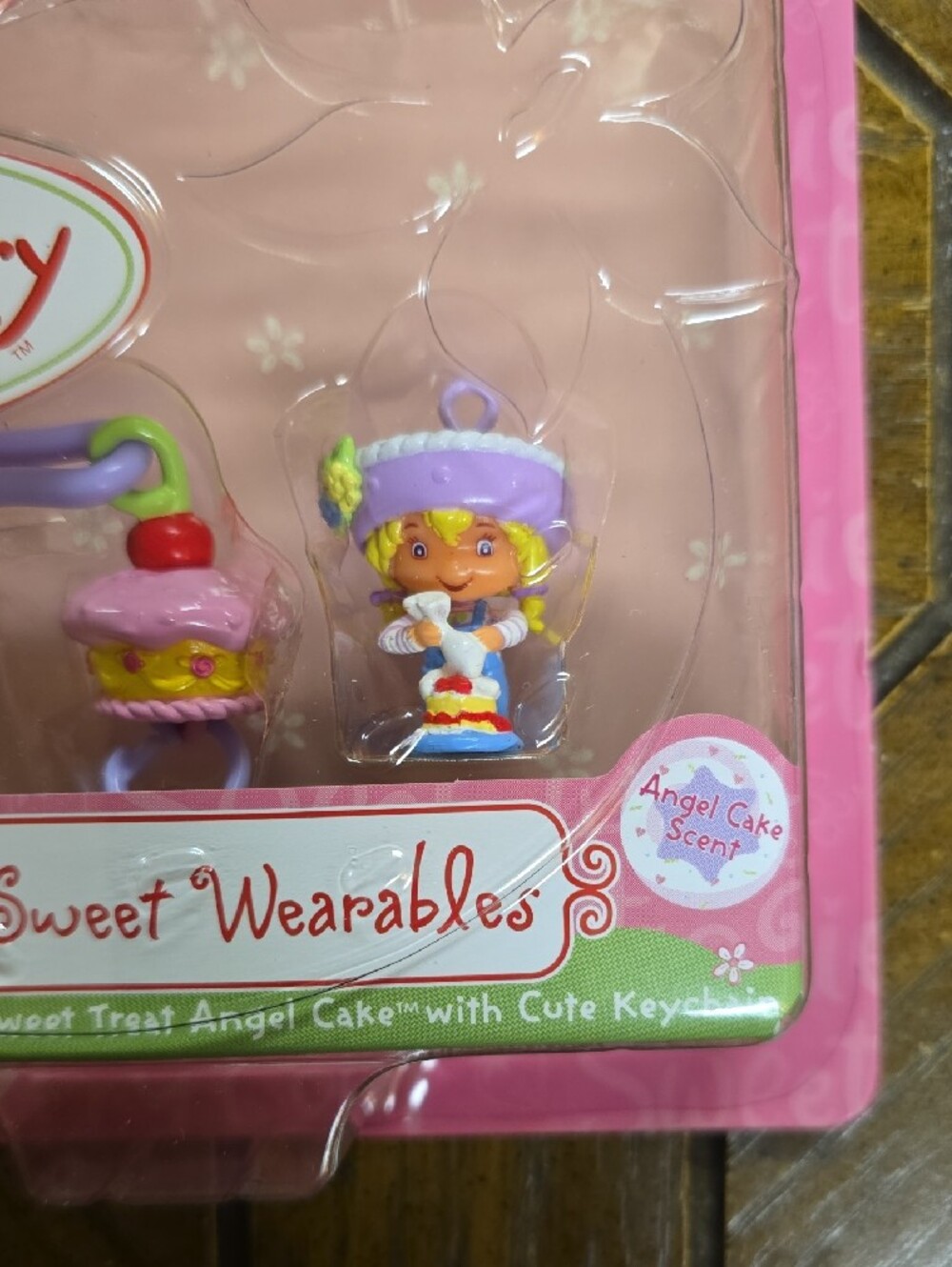 Strawberry Shortcake Berry Sweet Wearables Angel Cake Keychain Charm Set - 2001 - Picture 3 of 7